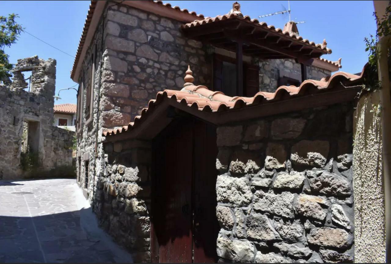 فيلا Wood And Stone In The Path Of Lava Antissa المظهر الخارجي الصورة