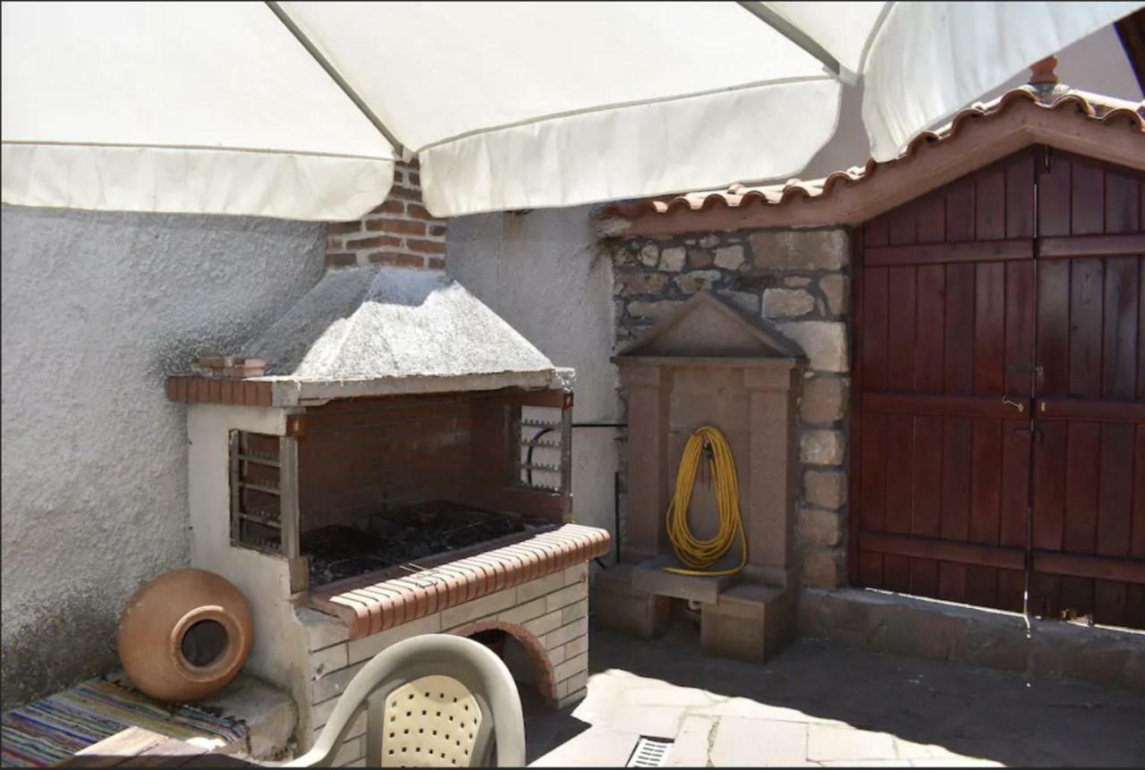 فيلا Wood And Stone In The Path Of Lava Antissa المظهر الخارجي الصورة