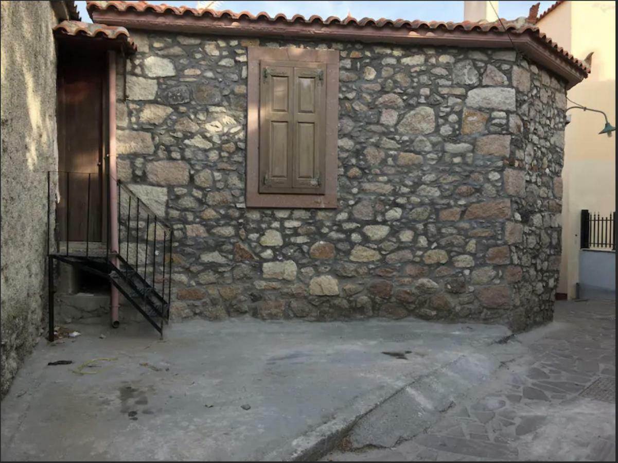 فيلا Wood And Stone In The Path Of Lava Antissa المظهر الخارجي الصورة